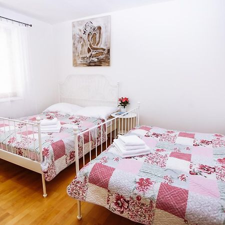 Beautiful Apartment In Central Residence Praga Exterior foto