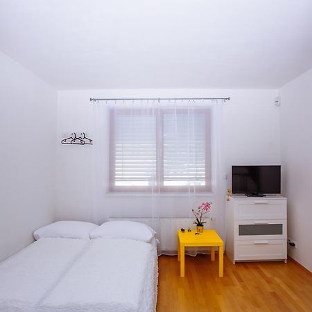 Beautiful Apartment In Central Residence Praga Exterior foto