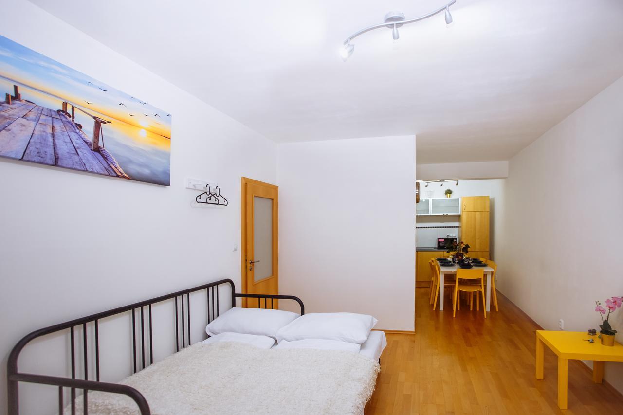 Beautiful Apartment In Central Residence Praga Exterior foto